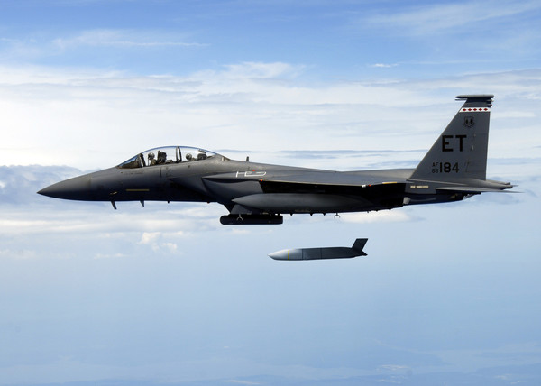 미공군 F-15가 장거리 순항미사일 재즘 ER을 발사하고 있다. 사진=미공군