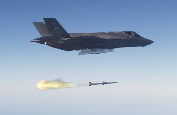 5세대 스텔스 전투기 F-35가 암람 미사일을 발사하고 있다. 사진=레이시온