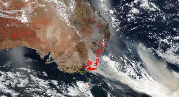 인공위성에서 내려다본 호주 산불 발생 지역과 화염. 사진=미국항공우주국