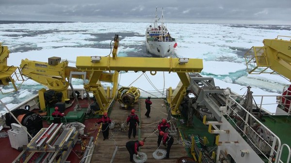 아라온호는 한국의 첫 쇄빙 연구선으로, 얼음을 깨면서 앞으로 나아가는 배이다.아라온호가 조타기 고장으로 남극해 유빙 수역에서 표류 중인 우리 원양어선 '707홍진호'를 구조하고 있다. 사진은 구조 중인 707홍진호. 사진=해양수산부