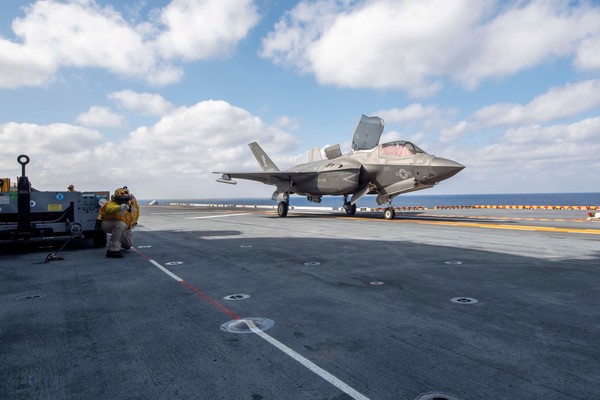 미국 강습상륙함 아메리카함에서 F-35B 수직이착륙기가 이륙을 준비하고있다.사진=미해군 트위터