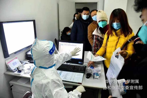 중국 우한시의 우한 유니온 병원에서 한 의료 요원이 감염 의심 환자들과 이야기 하고 있다. 사진=차이나데일리