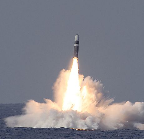 미국 핵추진 잠수함에서 트라이던트-II 미사일이 발사되고 있다. 이 미사일은 폭발력 470kt, 100kt인 W76과 W100 탄두 외에 5~7kt인 W76-2 탄두를 장착할 것으로 보인다. 사진=미해군