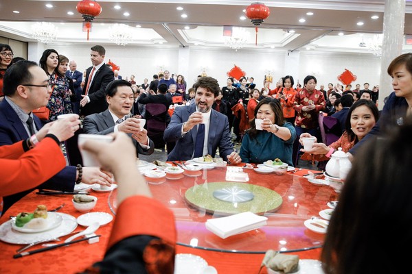트​뤼도 총리 트위터쥐스땡 트뤼도 총리가 캐나다 밴쿠버 인근 스카보로시에서 열린 중구계 캐나다인들의 음력설 맞이 리셉션에 참석해 번영을 기워하며 건배하고 있다. 사진=트뤼도 총리 트위터
