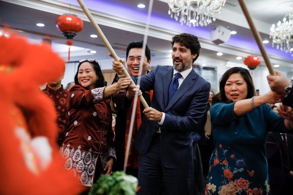 쥐스탱 트리도 총리가 토론토 인근 스카보로시에서 열린 중국계 캐나다인 음력설맞이 기념행사에서 건강과 행복을 기념하고 있다. 사진=트뤼도 총리 트위터