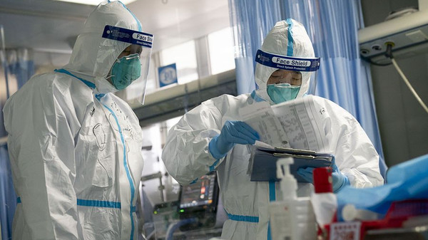 중국 우한시 종난병원(Zhongnan Hospital)  의료요원들이 환자들을 치료하고 있다. 사진=차이나데일리