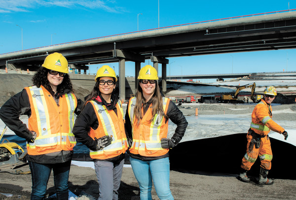 건설업계에 진출해 15억 달러 규모 뛰르코 인터체인지 건설 프로젝트를 관리하고 있는 캐나다 여성 엔지니어 3인방이 포즈를 취하고 있다. 사진=주르날드몽레알