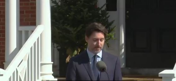 쥐스땡 트뤼도 캐나다 총리가 13일(현지시각) 오전 자택 앞에서  기자회견을 하고 있다. 사진=캐나다총리실