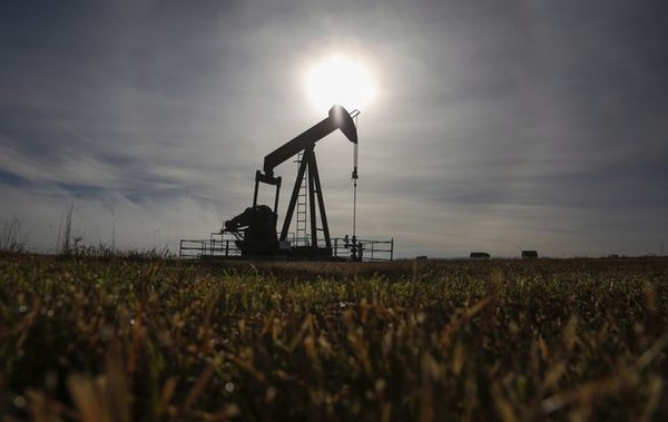 캐나다 알버타주 크레모나시 근처의 유전가스 시설에서 석유를 퍼올리는 잭펌프가 작동하고 있다. 사진=더글로벌앤드메일
