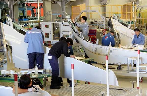 한진칼그룹 계열사인 대한항공 직원들이 에어버스 320 날개부품인 샤크렛을 제작하고 있다. 사진=한진칼그룹