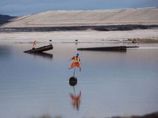 캐나다 알버타주 애서바스카 오일샌즈의 신크루드캐나다사의 광미호(오일샌즈 폐기물을 보관하는 호수) 새들이 앉지 못하도록 허수아비가 서 있다. 사진=파이낸셜포스트/블룸버그