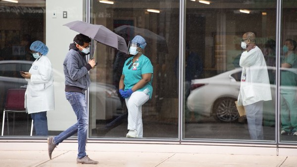 코로나19로 올해 세계 성장률이 -3.2%를 나타낼 것이라고 유엔 경제사회국(UN DESA)이 13일 전망했다. 미국의 한 병원 앞을 마스크를 쓴 한 시민이 지나가고 있다. 사진=UN DESA