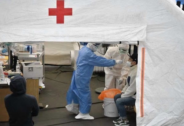 한국 의료진이 코로나19 검사를 하고 있다. 사진=주르날드몽레알