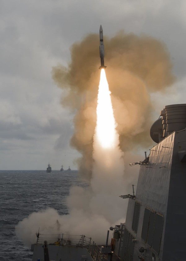 미국 알리버크급 이지스 구축함 루즈벨트함에서 SM-2미사일이 발사되고 있다. 사진=레이시온