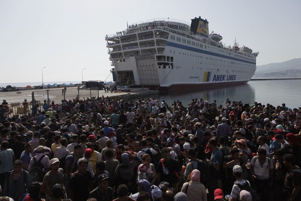 그리스 선박 탑승을 기다리는 난민들. 사진=UNHCR