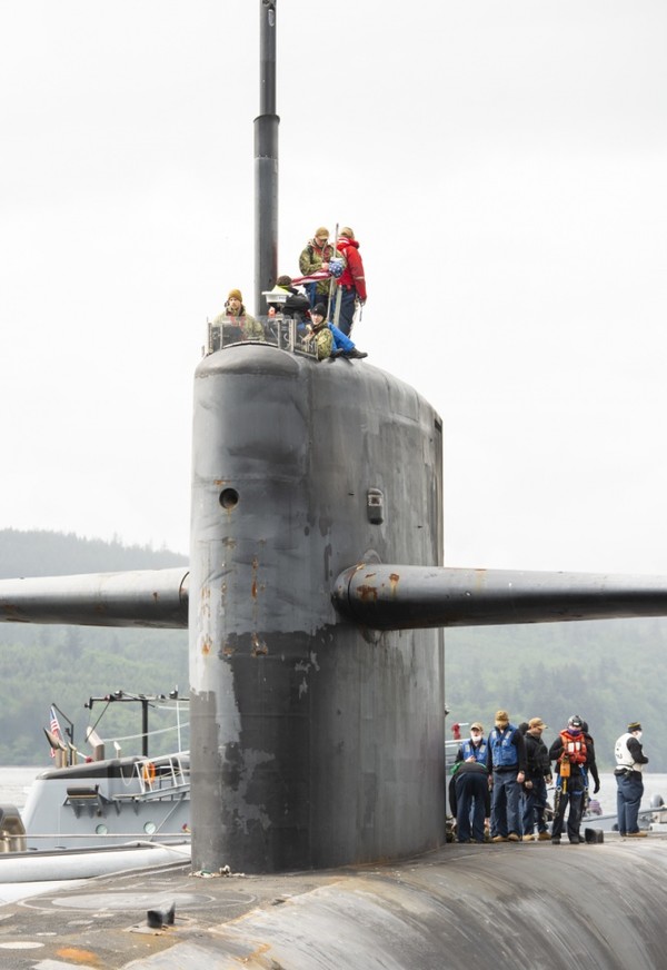 세월의 때가 묻어있는 오하이오급 핵추진 잠수함 헨리잭슨함이 출항 준비를 하고 있다. 사진=DVIDS.