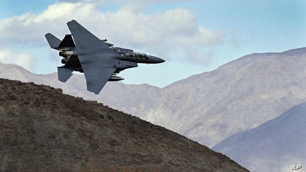 F-15E가 미국 캘리포니아주 데스밸리 국립공원 상공을 비행하고 있다. 사진=미공군/AP