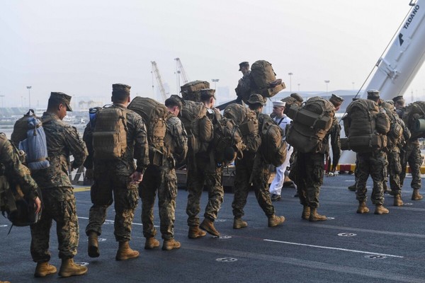 미 해병대원들이 인도태평양지역 최대 연합 군사훈련인 코브라골드2020에 참가하기 위해 떠나려고 줄을 서 있다. 사진=미국해군/디펜스뉴스