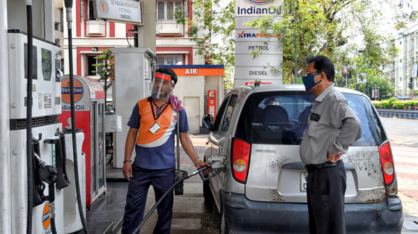 인도 콜카타의 주유소에서 주유원이 차량에 기름을 넣고 있다. 사진=CNBC