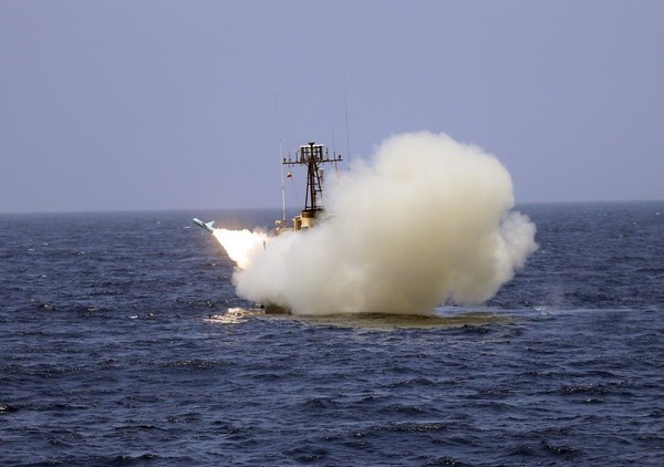 이란군 함정이 최근 벌인 군사훈련에서 함대함 미사일을 발사하고 있다. 사진=프레스TV