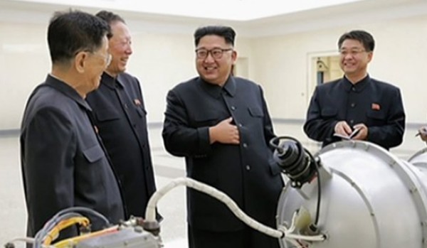 북한 김정은이 핵탄두라고 주장한 물체 앞에서 핵무기 병기화를 지도하고 있다. 사진=조선중앙통신.