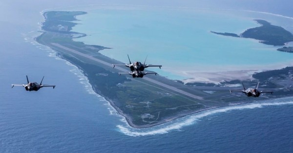 태평양 미국령 웨이크섬 상공을 F-35B 스텔스전투기 편대가 비행하고 있다. 사진=VOA