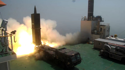 한국군이 함상에서 현무-2 미사일 발사시험을 하고 있다. 사진=방위사업청