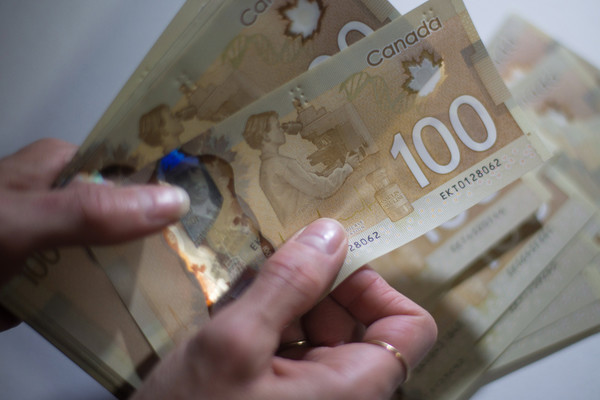 캐나다 경제가 지난 2분기 연율 환산 38.7% 위축된 것으로 나타났다. 사진은 캐나다 지폐. 사진=캐나디언프레스/라프레스
