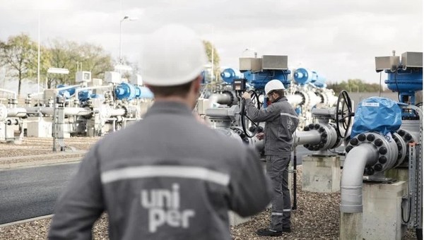 독일 우니페르(Uniper) 직원들이 가스저장시설을 점검하고 있다.우니페르는 자사의 가스저장과 발전시설을 수소시설로 개조할 계획이다. 사진=우니페르