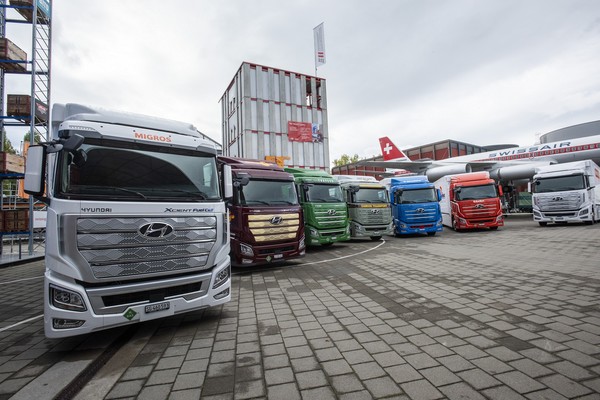 현대차의 수소전기트럭 '엑시언트' 7대가 스위스 루체른에서 고객인도를 위해 서 있다. 사진=현대자동차