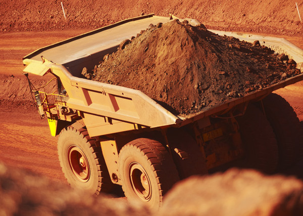 철광석이 든 흙더미를 실어나라는 호주 광산업체 BHP의 대형 트럭. 사진=마이닝닷컴