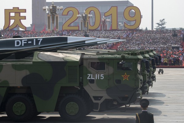 지난해 10월1일 중국 국경절 군사퍼레이드에서 공개된 중국 둥펑(DF)-17 극초음속 미사일.사진=SCMP