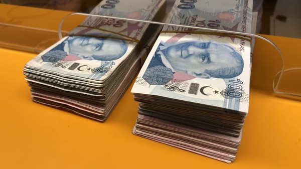 가치가 급락하고 있는 터키 리라 지폐 뭉치. 사진=CNBC