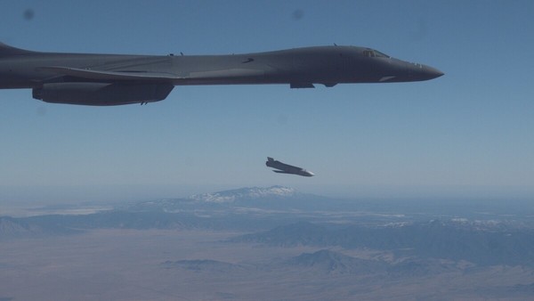 미공군 B-1B 폭격기가 외무 무기 장착대(파일런)에서 재즘 미사일을 발사하고 있다. 사진=미공군