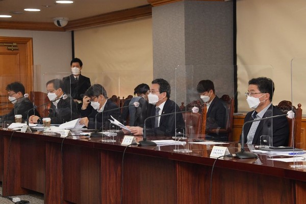 김용범 기획재정부 제1 차관(가운데)이 8일 서울 명동 은행회관에서 거시경제금융회의를 주재하고 있다. 사진=기획재정부