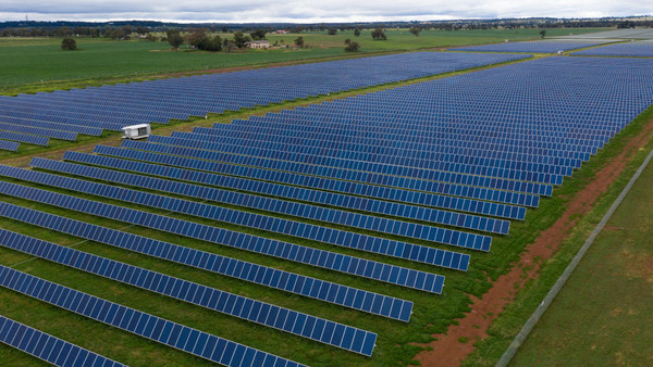 호주 전기가스 업체 오리진에너지가 일본 가와사키와 손잡고 태양광 발전 등 재새에너지로 생산한 전기로 수소를 만드는 타운즈빌 프로젝트를 발표했다. 사진은 호주의 태양광 발전소. 사진=시드니모닝헤럴드