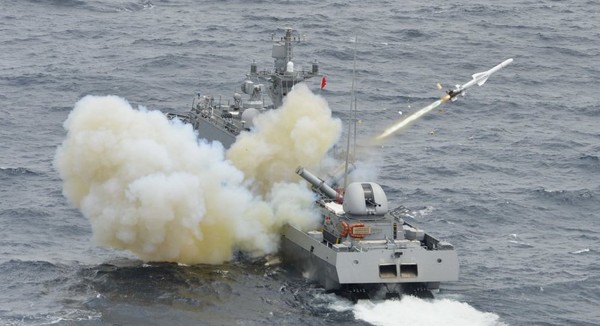 한국해군 함정이 해성 대함 미사일을 발사하고 있다. 사진=한국해군