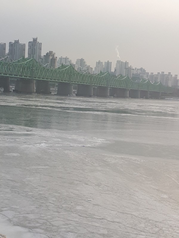 10일 오후 찾은 한강철교 아래 한강이 완전히 얼어붙었다. 사진=박준환 기자
