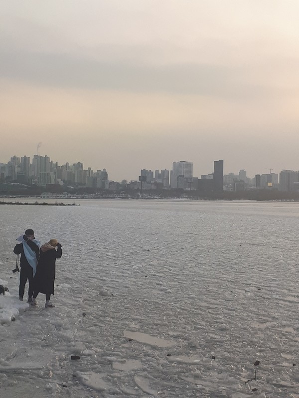 추운 날씨에도 10일 오후 한강에서 시민들이 얼음위에 올라 한겨울 정취를 만끽하고 있다.사진=박준환 기자