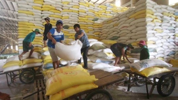 베트남 국영식품회사 비나푸드 산하의 미곡처리장에서 인부들이 쌀포대를 싣고 있다. 사진=VNA