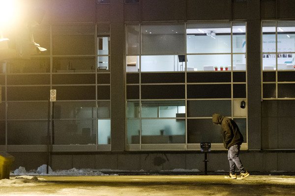 캐나다 몬트리올시의 버스 터미널 근처에 있는 에밀리 가믈랭( Place Émilie-Gamelin) 공원에서 한 노숙자가 걸어가고 있다. 사진=라프레스