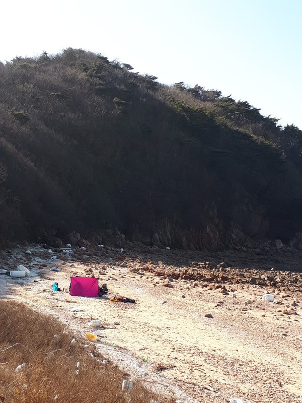 호룡곡산 계곡 해변의 야영 텐트. 사진=박준환 기자
