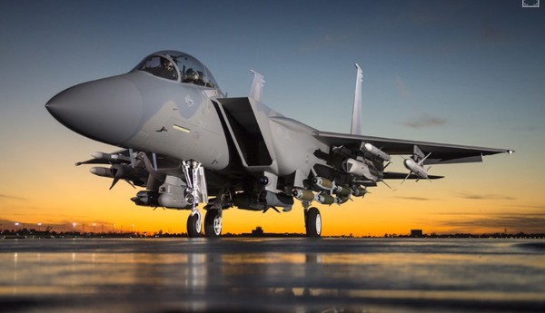 F-15 스트라이크 이글이 무기를 탑재한 채 서 있다. 단거리 공대공 미사일과 중거리 공대공 미사일, 지상공격 폭탄을 장착하고 있다. 사진=보잉.