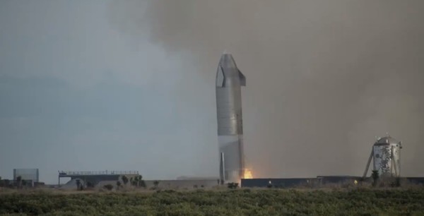 폭발직전의 스페이스엑스 로켓 시제기 SN10. 사진=에브리데이애스트로노트 트위터 동여앙 캡쳐
