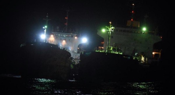 동중국해 해상에서 석유제품을 환적하고 있는 서낙들. 사진=프랑스해군 태평양사령부 트위터