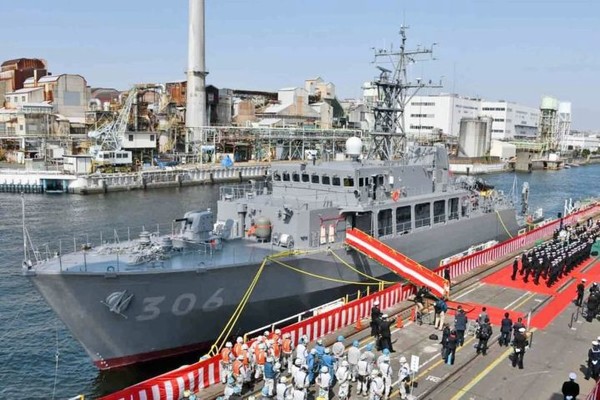 일본 해상자위대의 690t급 소해함 '에타지마'함 취역식이 열리고 있다.사진=일본 해상자위대 트위터