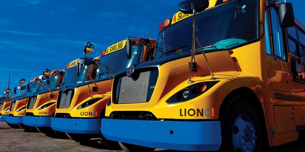 캐나다 전기 트럭과 버스 생산업체 라이온일렉트릭의 전기 통학버스가 줄지어 서 있다.사진=라이언일렉트릭