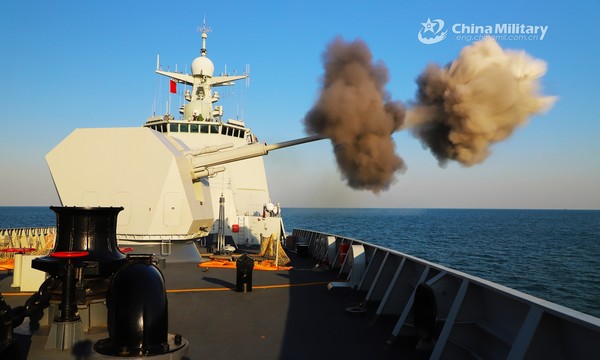 중국 인민해방군 해군의 052D 구축함 개량형인 치치하르함이 주포를 발사하고 있다. 사진=차이나데일리