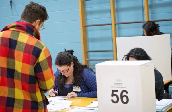 캐나다 몬트리올 시가 비 시민권자(영주권자)에게도 투표권 부여하는 방안을 검토하고 있다. 사진은 2013년 11월3일 몬트로일시에서 이뤄진 지방선거 모습. 사진=르 주르날 드 몽레알