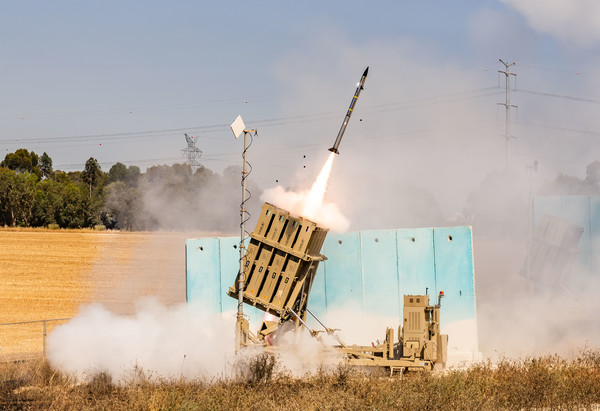 이스라엘 육군의 아이언돔 체계의 타미르 미사일이 발사되고 있다.이스라엘군의 아이언돔은 로켓은 물론 소형 드론 요격 능력도 갖고 있다. 사진=더데드디스트릭트 트위터